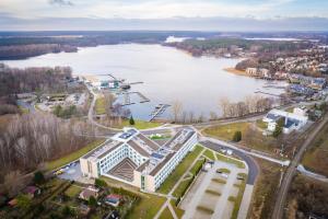 eine Luftaufnahme eines Gebäudes neben einem See in der Unterkunft Apartament Heaven Hampton in Olsztyn