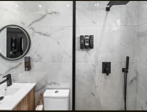 Koupelna v ubytování Hyde Park 5 Elegant Comfy Apt in San Juan + 16 fotografií