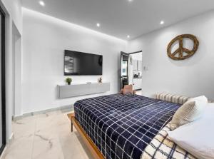 TV a/nebo společenská místnost v ubytování Hyde Park 5 Elegant Comfy Apt in San Juan