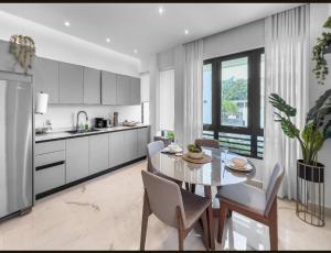 Kuchyň nebo kuchyňský kout v ubytování Hyde Park 5 Elegant Comfy Apt in San Juan