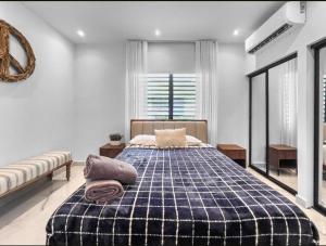 Postel nebo postele na pokoji v ubytování Hyde Park 5 Elegant Comfy Apt in San Juan