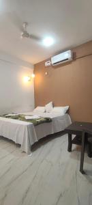 Ένα ή περισσότερα κρεβάτια σε δωμάτιο στο Sai Homestay