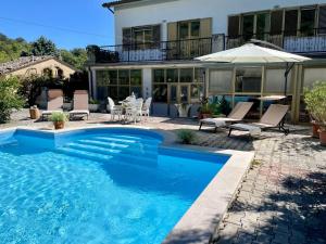 Πισίνα στο ή κοντά στο Luxurious Mountain Villa with Pool in Fairytale-like Puglia