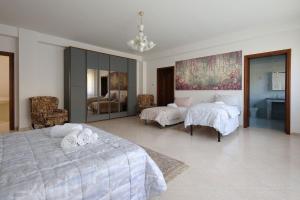 Ένα ή περισσότερα κρεβάτια σε δωμάτιο στο Luxurious Mountain Villa with Pool in Fairytale-like Puglia +24 φωτογραφίες