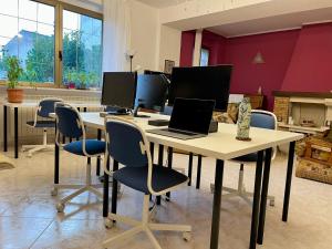 Μια τηλεόραση ή/και κέντρο ψυχαγωγίας στο Luxurious Mountain Villa with Pool in Fairytale-like Puglia