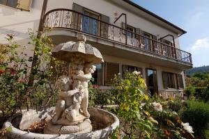 Κήπος έξω από το Luxurious Mountain Villa with Pool in Fairytale-like Puglia