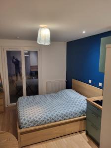 Ένα ή περισσότερα κρεβάτια σε δωμάτιο στο Studio Aix-les-Bains