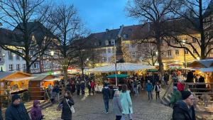 a crowd of people walking around a christmas market at FeWo Sartorius am Hemsberg in Bensheim