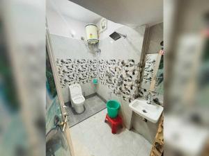 Ένα μπάνιο στο Hotel O The Baba Guest House