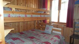 1 Schlafzimmer mit 2 Etagenbetten in einer Hütte in der Unterkunft Chez Bernard & Chantal in Peisey-Nancroix
