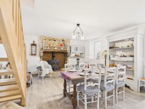 a kitchen and dining room with a table and chairs at Maison pour 7 avec jardin - Quartier paisible in Plouguerneau