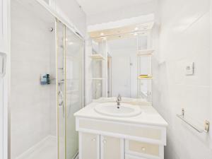 a white bathroom with a sink and a shower at Maison pour 7 avec jardin - Quartier paisible in Plouguerneau +9 photos