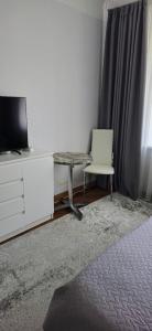 TV a/nebo společenská místnost v ubytování Apartment in a renovated property, 30 m2 + 4 fotografie