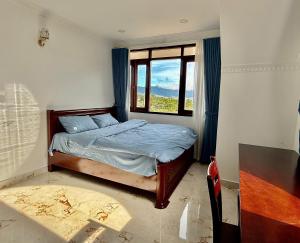 a bedroom with a bed and a window at Khu ngỉ dưỡng Tâm Anh Đà Lạt in Ấp Man Ling