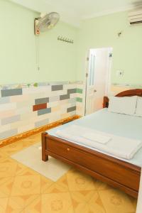 a bedroom with a bed in a room at Quang Linh Motel Thanh Hóa in Thanh Hóa