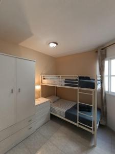 En eller flere senge i et værelse på 100m to a beach Spacious apartm