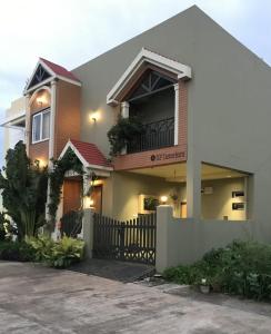 Το κτήριο όπου στεγάζεται  η παραθεριστική κατοικία