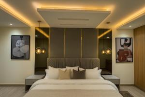 Postel nebo postele na pokoji v ubytování Montressa Executive Stay - Gold Crest Mall Phase 4 Lahore