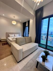 Postel nebo postele na pokoji v ubytování Lucentia Residence Bukit Bintang LalaportBBCC By VELLORA