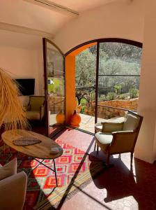 Μια τηλεόραση ή/και κέντρο ψυχαγωγίας στο Bohemian House Overlooking Roussillon