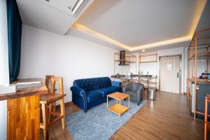 Posezení v ubytování The Blue Hotel