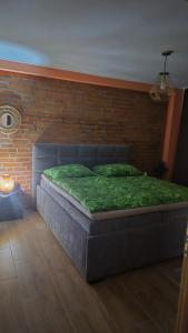 Ένα ή περισσότερα κρεβάτια σε δωμάτιο στο Apartman Bartko Šírava