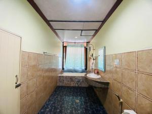 een badkamer met een wastafel en een ligbad bij Family view A1 in Ko Bu Bu