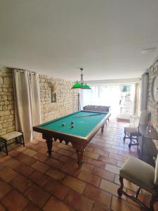 Τραπέζι μπιλιάρδου στο Gîte des Trois Coeurs, 4-8pers, charme ancien et salle de jeux