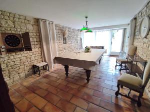 Χώρος καθιστικού στο Gîte des Trois Coeurs, 4-8pers, charme ancien et salle de jeux