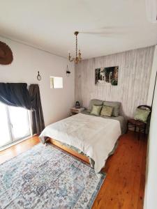 Ένα ή περισσότερα κρεβάτια σε δωμάτιο στο Gîte des Trois Coeurs, 4-8pers, charme ancien et salle de jeux +4 φωτογραφίες