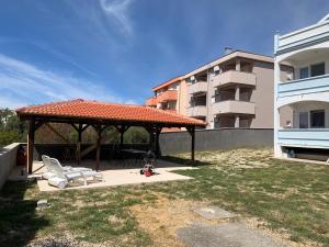 Budova, kde se aparthotel nachází