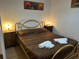 Un dormitorio con una cama con dos toallas encima. en Darsena Charming B&B by Villa Valentina Versilia, en Viareggio