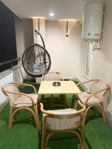 TV a/nebo společenská místnost v ubytování Montressa Executive Stay - Gold Crest Mall Phase 4 Lahore + 20 fotografií