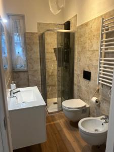 Un baño con inodoro, lavabo y ducha. en Darsena Charming B&B by Villa Valentina Versilia, en Viareggio 30 fotos más