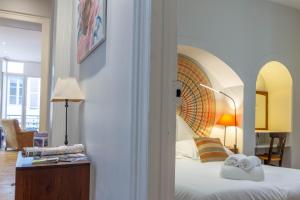 Le Barthou - T3 lumineux en centre-ville de Pau في بو: غرفة نوم بها سرير عليه منشفتان