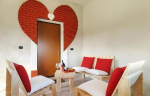 a room with two chairs and a heart shaped wall at La casa degli amanti con Jacuzzi in Pontinia