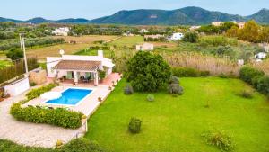 Nespecifikovaný výhled na hory nebo výhled na hory při pohledu z vily