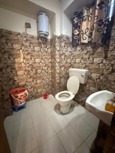 een badkamer met toilet en wastafel bij Hotel Aditya Sheraton in Haridwār