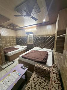 een kamer met twee bedden en een tafel erin bij Hotel Aditya Sheraton in Haridwār