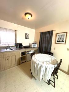 Η κουζίνα ή μικρή κουζίνα στο Parkview Lodge & Cabins