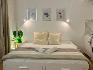 Ένα ή περισσότερα κρεβάτια σε δωμάτιο στο Studio lumineux, 10min de Paris