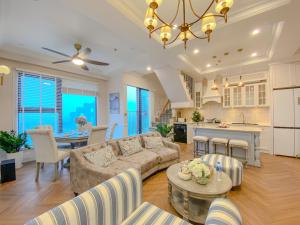 a living room with a couch and a table at Homestay Ecopark Hung Yen by QMP in HÆ°ng YÃªn