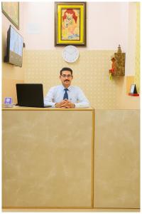 Khách lưu trú tại Sunrakh Lane Ashiyana Hotel Shree# Laddoo# Gopal Dham Near Sri Saubhari Rishi Temple pond and Bankey Bihari Temple - Free Wi-Fi With Room Service - Fully Air conditioning Premium Room- Best Hotel In Vrindavan