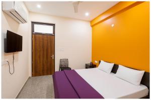 TV/trung tâm giải trí tại Sunrakh Lane Ashiyana Hotel Shree# Laddoo# Gopal Dham Near Sri Saubhari Rishi Temple pond and Bankey Bihari Temple - Free Wi-Fi With Room Service - Fully Air conditioning Premium Room- Best Hotel In Vrindavan