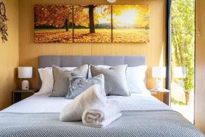 Ένα ή περισσότερα κρεβάτια σε δωμάτιο στο Cygnet Valley Hideaway by Tiny Away