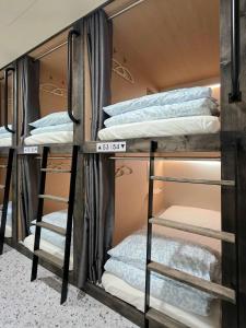 een groep stapelbedden in een kamer bij The Cube Hotel in Seoul