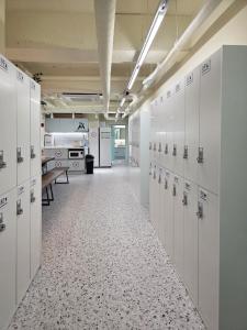 een rij kluisjes in een kleedkamer bij The Cube Hotel in Seoul