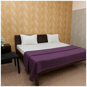 Giường trong phòng chung tại Sunrakh Lane Ashiyana Hotel Shree# Laddoo# Gopal Dham Near Sri Saubhari Rishi Temple pond and Bankey Bihari Temple - Free Wi-Fi With Room Service - Fully Air conditioning Premium Room- Best Hotel In Vrindavan