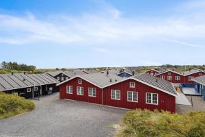 Feriehus 3007 في Nørre Lyngvig: مجموعة من الحظائر الحمراء في موقف سيارات