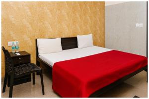 Giường trong phòng chung tại Sunrakh Lane Ashiyana Hotel Shree# Laddoo# Gopal Dham Near Sri Saubhari Rishi Temple pond and Bankey Bihari Temple - Free Wi-Fi With Room Service - Fully Air conditioning Premium Room- Best Hotel In Vrindavan +7 ảnh